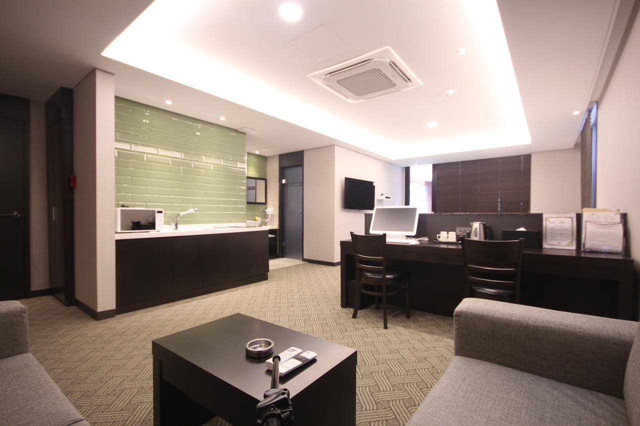 Mbn Hotel Changwon Bagian luar foto