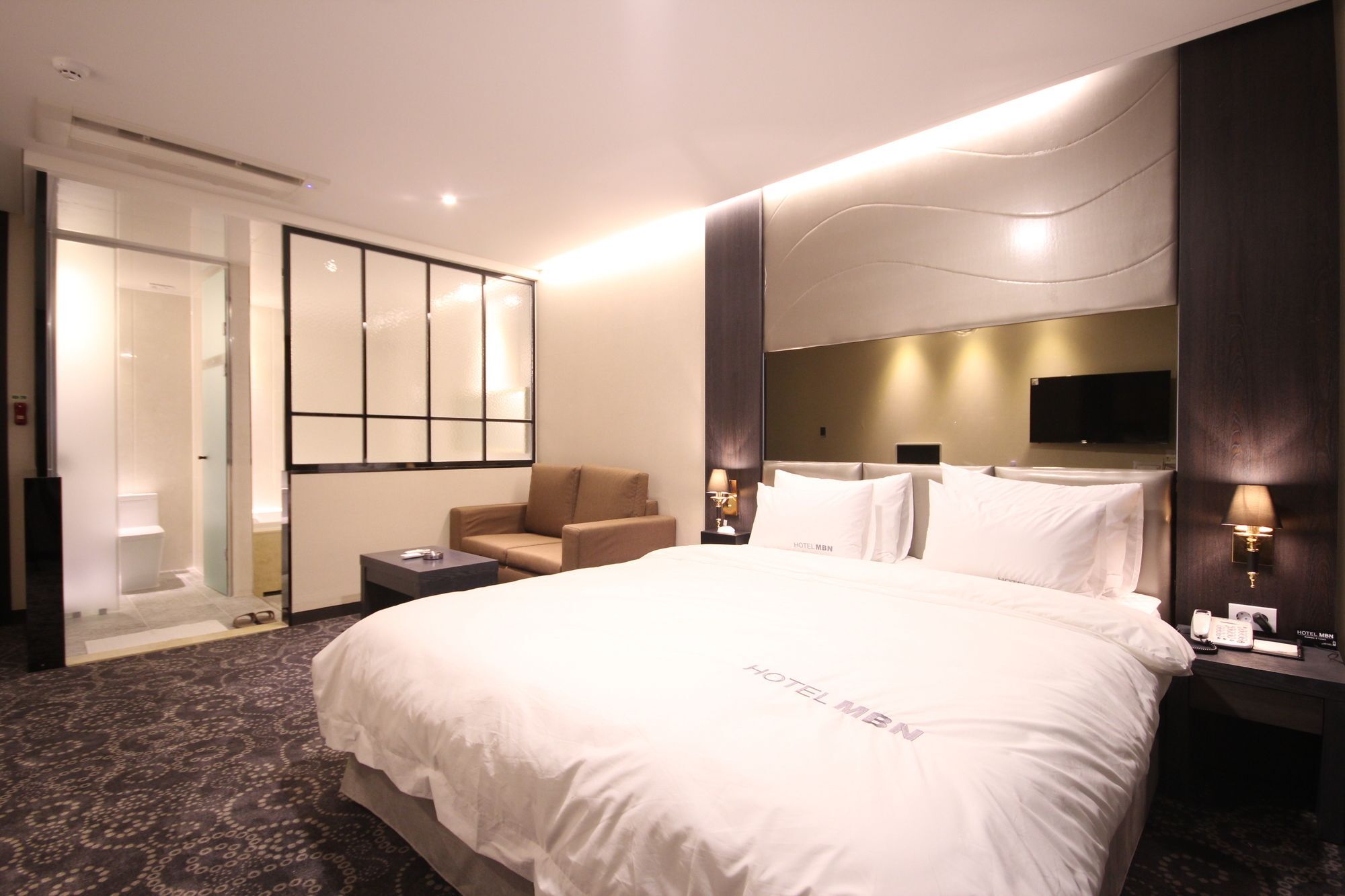 Mbn Hotel Changwon Bagian luar foto