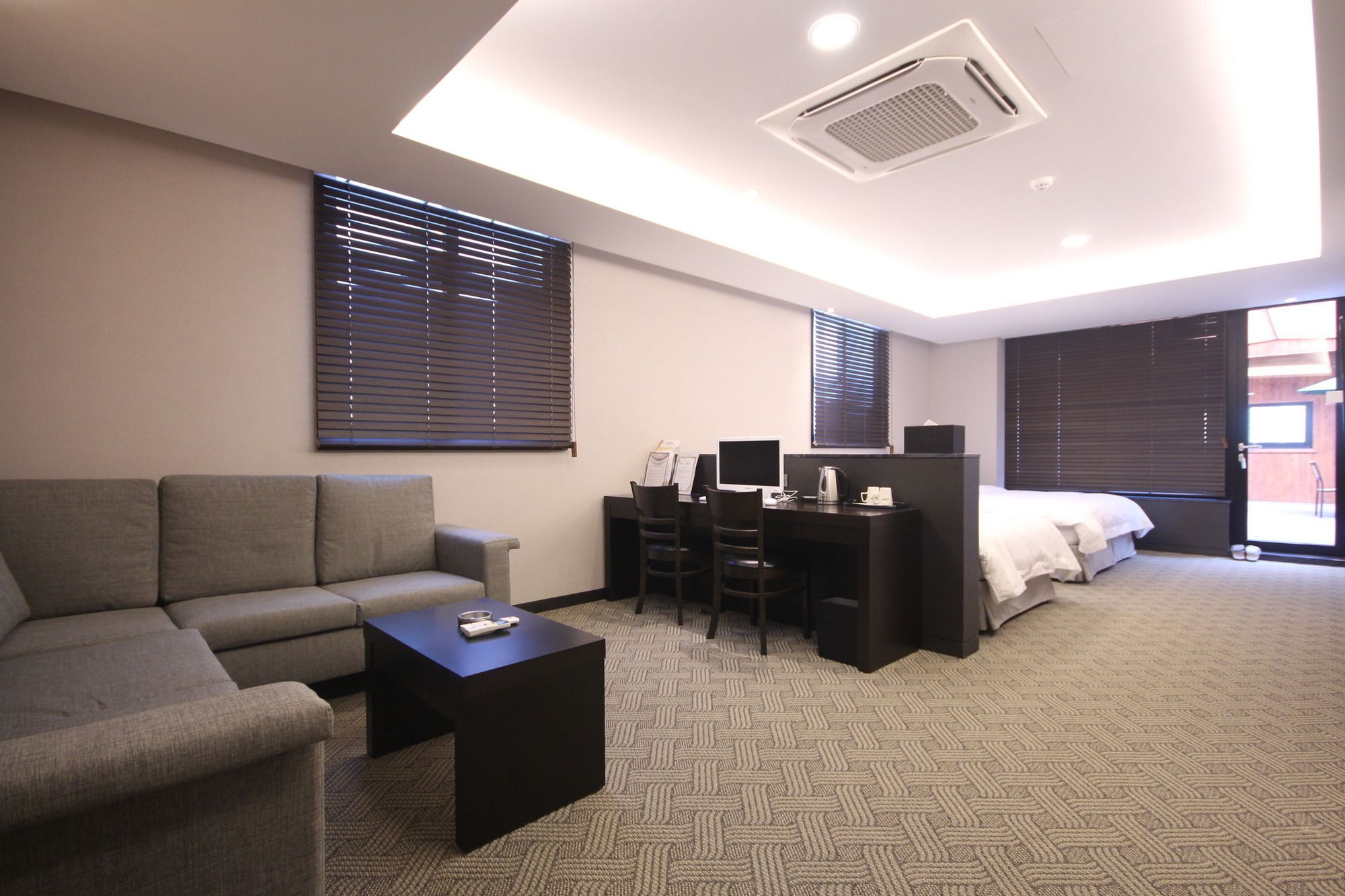 Mbn Hotel Changwon Bagian luar foto